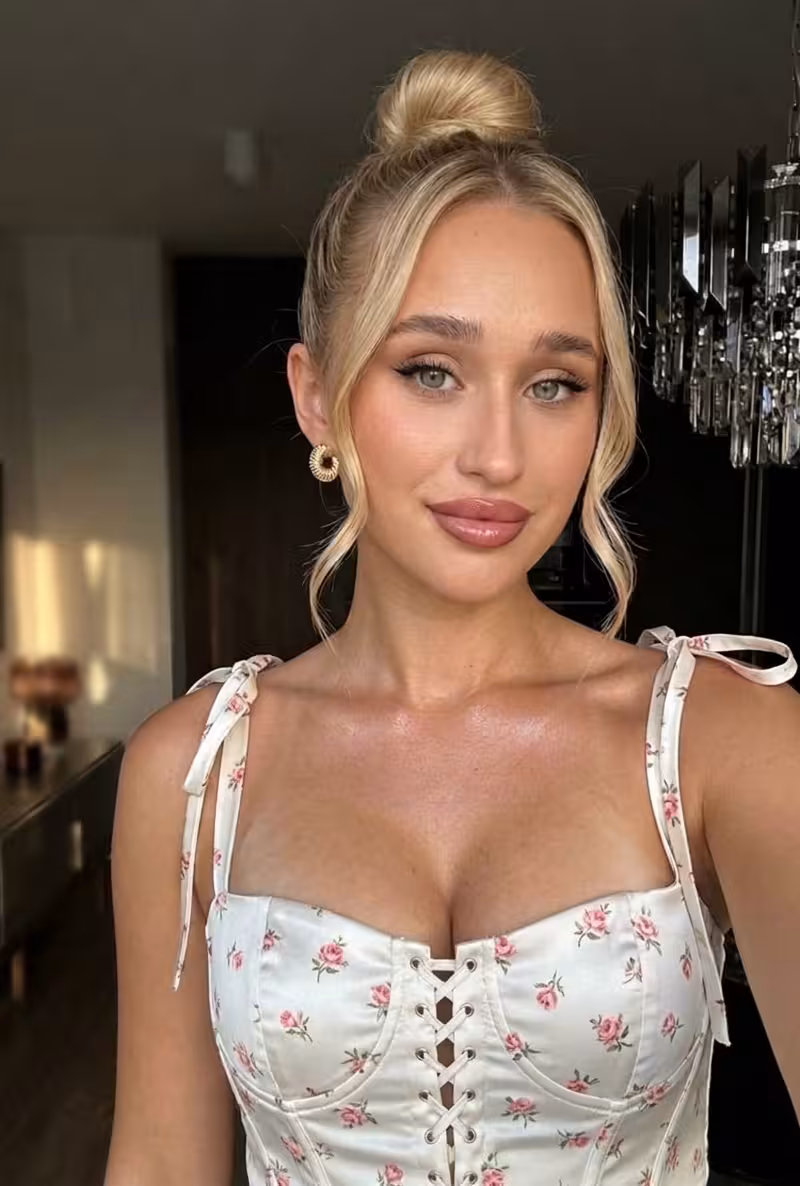Valeria dating woman 8 years younger